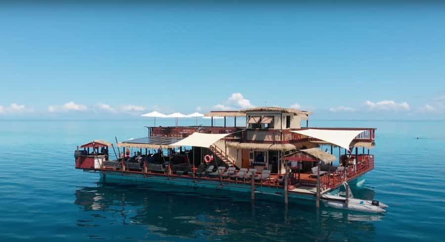 Denarau: Seventh Heaven Floating Bar Day Trip - Friendly staff make the floating setting work