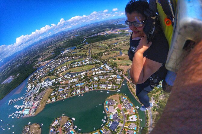 Extreme 12000ft Tandem Jump (45 seconds free fall) - Denarau Island and the return to ground
