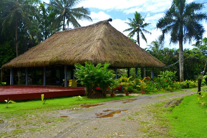 Kiara Package tour - The 50-foot Bure Kalou at the entrance