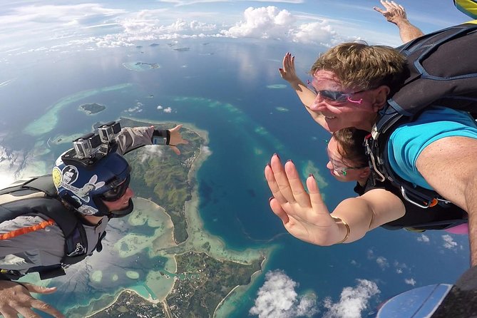 Skydive Fiji Radical 10000ft Tandem Jump (30 seconds free fall) - Landing and the return to the meeting point